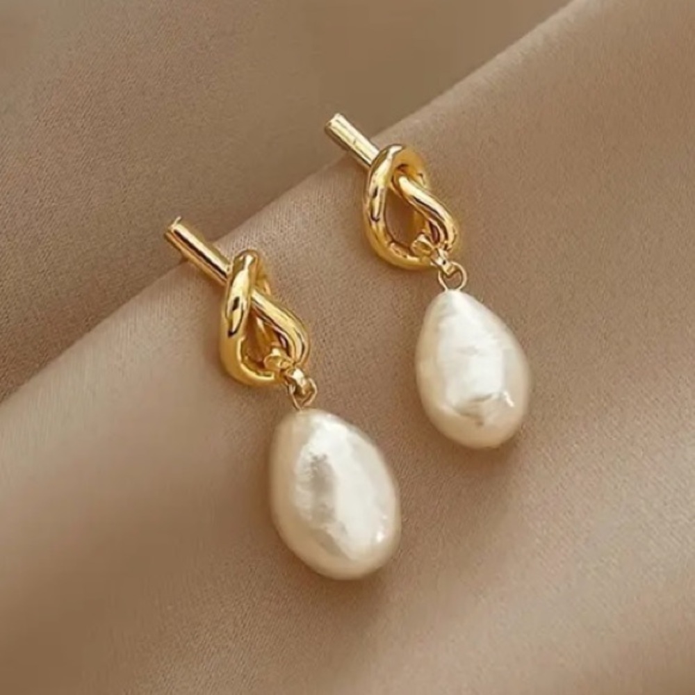 ✨Anthropologie Hayden Pearl Knot Earrings